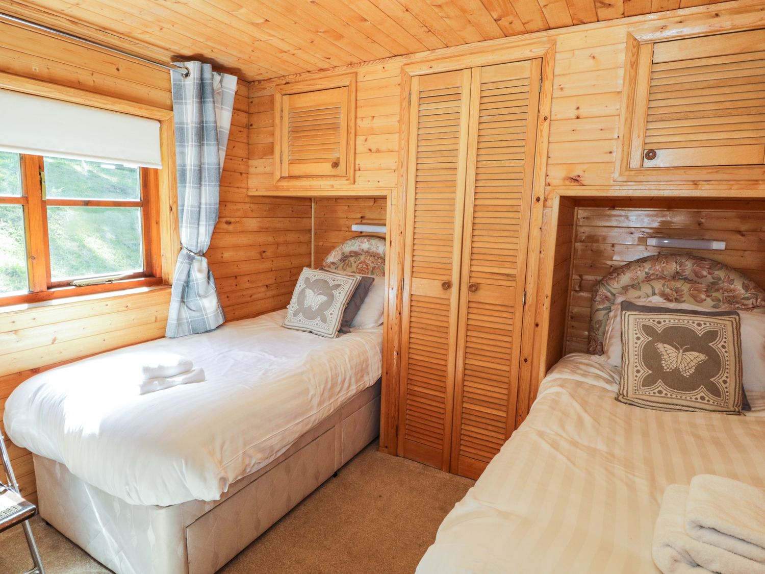 Twin bedroom